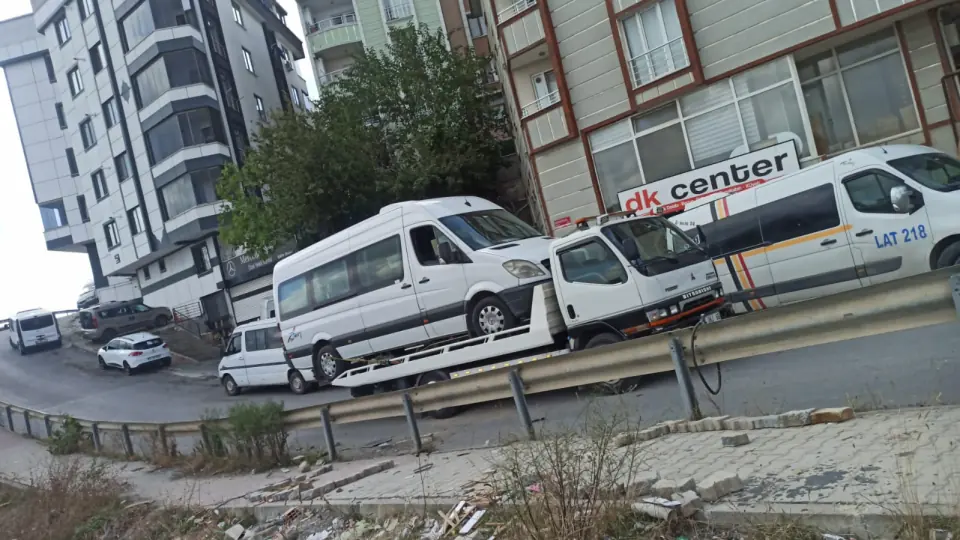Arıza yapan beyaz minibüsün Çetin Oto Kurtarıcı çekicisiyle taşınması