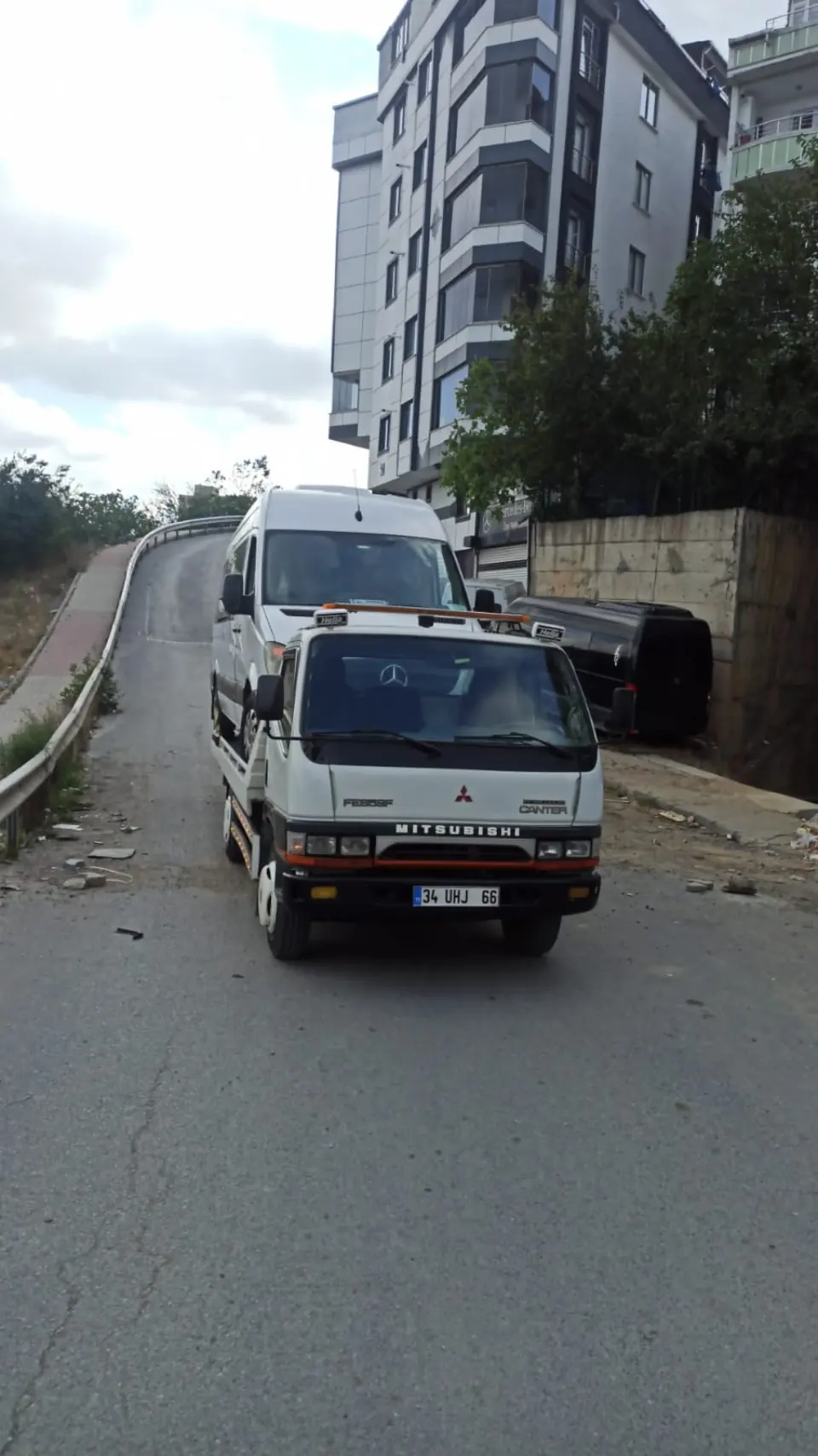 Çetin Oto Kurtarıcı çekicisinin platformunda taşınan Mercedes Sprinter minibüs